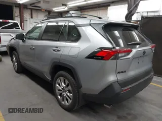 2025 Toyota RAV4 XLE Premium z VIN 2T3A1RFV9SW522259, wystawiony jako IAAI lot #42101238 z przebiegiem 1 479 mil mil oraz . Historia ofert i sprzedaży dostępna na DreamBid. Obrazek 3.