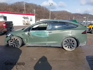 2022 Tesla Model X Plaid z VIN 7SAXCBE6XNF358023, wystawiony jako IAAI lot #41683857 z przebiegiem 42 821 mil mil oraz . Historia ofert i sprzedaży dostępna na DreamBid. Obrazek 15.