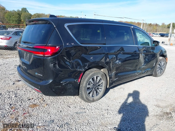 2023 Chrysler Pacifica Hybrid Touring L with VIN 2C4RC1L79PR592477, listed as a IAAI auction lot 40823333 with 8,729 mi miles. Bid and sale history available at carsss.com. Image 4.