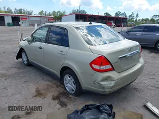 2007 Nissan Versa SL z VIN 3N1BC11E97L410876, wystawiony jako IAAI lot #42266271 z przebiegiem 145 571 mil mil oraz . Historia ofert i sprzedaży dostępna na DreamBid. Obrazek 3.