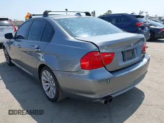 2011 BMW 3 Series 328i z VIN WBAPH5G58BNM81012, wystawiony jako IAAI lot #42429979 z przebiegiem 107 779 mil mil oraz . Historia ofert i sprzedaży dostępna na DreamBid. Obrazek 3.