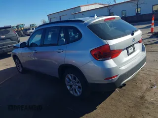 2013 BMW X1 xDrive28i z VIN WBAVL1C52DVR91900, wystawiony jako IAAI lot #40697726 z przebiegiem 115 200 mil mil oraz . Historia ofert i sprzedaży dostępna na DreamBid. Obrazek 3.