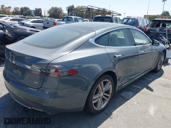 2014 Tesla Model S 60 z VIN 5YJSA1S16EFP40968, wystawiony jako IAAI lot #42331754 z przebiegiem 159 717 mil mil oraz . Historia ofert i sprzedaży dostępna na DreamBid. Obrazek 4.
