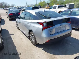 2021 Toyota Prius LE z VIN JTDL9MFU3M3028805, wystawiony jako IAAI lot #42043610 z przebiegiem 26 436 mil mil oraz . Historia ofert i sprzedaży dostępna na DreamBid. Obrazek 3.