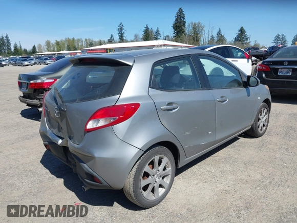 2013 Mazda 2 Touring z VIN JM1DE1LY5D0160410, wystawiony jako IAAI lot #42034986 z przebiegiem 124 791 mil mil oraz . Historia ofert i sprzedaży dostępna na DreamBid. Obrazek 4.