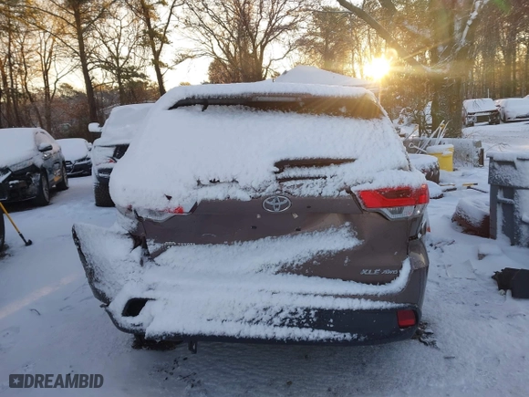 2017 Toyota Highlander XLE with VIN 5TDJZRFH9HS377155, listed as a IAAI auction lot 41314537 with 73,370 mi miles. Bid and sale history available at carsss.com. Image 16.