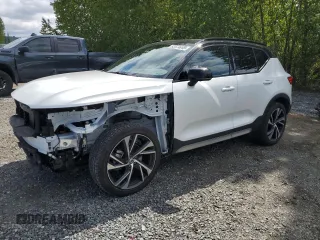2021 Volvo XC40 R-Design with VIN YV4162UM5M2604744, listed as a Copart auction lot 53574615 with 17,993 mi miles and Salvage Title. Bid and sale history available at carsss.com. Image 1.