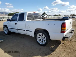 2000 GMC New Sierra 1500 SL with VIN 2GTEC19V8Y1256680, listed as a Copart auction lot 81105434 with 211,162 mi miles and Salvage Title. Bid and sale history available at carsss.com. Image 2.