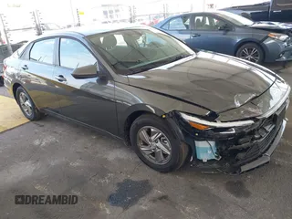 2025 Hyundai Elantra SE z VIN KMHLL4DG6SU934111, wystawiony jako IAAI lot #42002886 z przebiegiem 604 mil mil oraz . Historia ofert i sprzedaży dostępna na DreamBid. Obrazek 1.