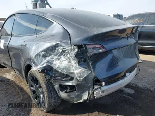 2022 Tesla Model Y Long Range z VIN 7SAYGDEE6NA013757, wystawiony jako IAAI lot #41364867 z przebiegiem 33 621 mil mil oraz . Historia ofert i sprzedaży dostępna na DreamBid. Obrazek 6.