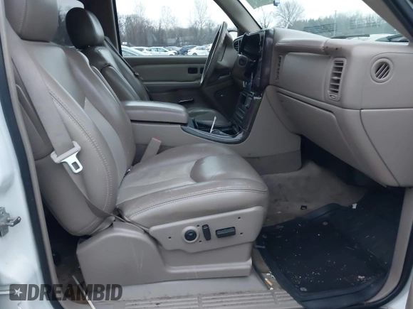 2006 GMC Yukon XL Denali with VIN 1GKFK66U86J133629, listed as a IAAI auction lot 41094116 with 208,665 mi miles. Bid and sale history available at carsss.com. Image 5.