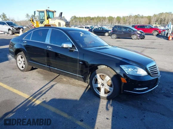 2012 Mercedes-Benz S 550 z VIN WDDNG7DB9CA461272, wystawiony jako IAAI lot #41376537 z przebiegiem 77 138 mil mil oraz . Historia ofert i sprzedaży dostępna na DreamBid. Obrazek 1.