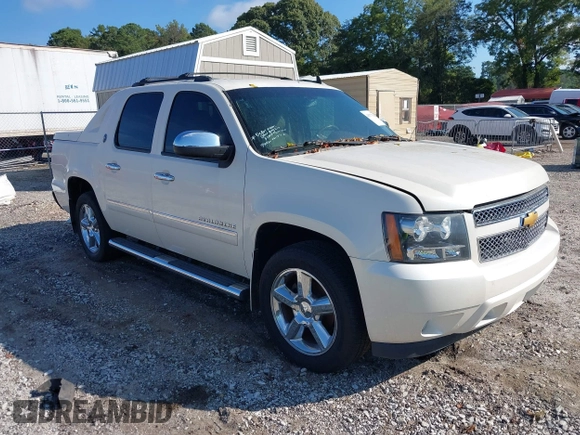2013 Chevrolet Avalanche LTZ with VIN 3GNTKGE73DG377940, listed as a IAAI auction lot 40379669 with 91,815 mi miles. Bid and sale history available at carsss.com. Image 1.