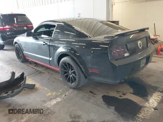 2005 Ford Mustang GT Deluxe z VIN 1ZVFT82H755230869, wystawiony jako IAAI lot #42248327 z przebiegiem 172 116 mil mil oraz . Historia ofert i sprzedaży dostępna na DreamBid. Obrazek 3.