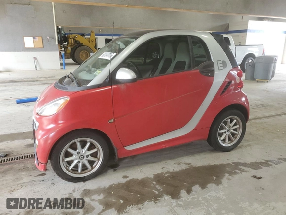 2014 Smart fortwo Passion z VIN WMEEJ9AA3EK792026, wystawiony jako Copart lot #60184015 z przebiegiem Nie podano mil oraz Czysty tytuł • Clean title. Historia ofert i sprzedaży dostępna na DreamBid. Obrazek 1.