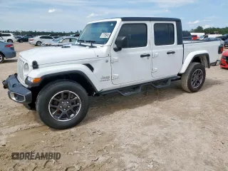 2023 Jeep Gladiator Overland z VIN 1C6HJTFG0PL514615, wystawiony jako Copart lot #57795945 z przebiegiem 32 427 mil mil oraz Czysty tytuł • Clean title. Historia ofert i sprzedaży dostępna na DreamBid. Obrazek 1.
