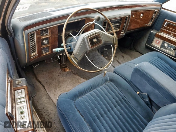 1990 Cadillac Brougham z VIN 1G6DW5473LR712137, wystawiony jako Copart lot #57914885 z przebiegiem Nie podano mil oraz Tytuł czysty. Historia ofert i sprzedaży dostępna na DreamBid. Obrazek 8.