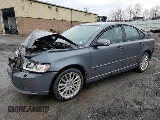 2011 Volvo S40 with VIN YV1672MS4B2540532, listed as a Copart auction lot 47227015 with 99,718 mi miles and Salvage Title. Bid and sale history available at carsss.com. Image 1.