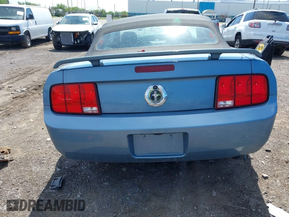 2005 Ford Mustang Deluxe z VIN 1ZVHT84N355249074, wystawiony jako IAAI lot #42298759 z przebiegiem 115 215 mil mil oraz . Historia ofert i sprzedaży dostępna na DreamBid. Obrazek 16.