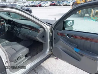2002 Cadillac DeVille DHS z VIN 1G6KE57Y62U233642, wystawiony jako IAAI lot #42132517 z przebiegiem 223 505 mil mil oraz . Historia ofert i sprzedaży dostępna na DreamBid. Obrazek 5.