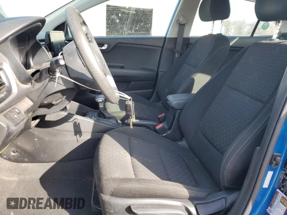 2023 Kia Rio S z VIN 3KPA24AD2PE529734, wystawiony jako Copart lot #48755585 z przebiegiem 99 031 mil mil oraz Szkody całkowita. Historia ofert i sprzedaży dostępna na DreamBid. Obrazek 7.