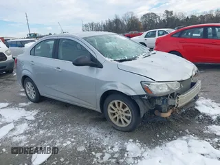 2020 Chevrolet Sonic LT z VIN 1G1JD5SBXL4100973, wystawiony jako IAAI lot #41372694 z przebiegiem 48 377 mil mil oraz . Historia ofert i sprzedaży dostępna na DreamBid. Obrazek 1.