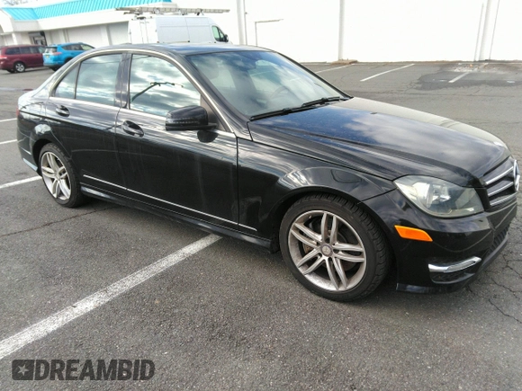 2014 Mercedes-Benz C 300 Sport z VIN WDDGF8AB6ER321318, wystawiony jako IAAI lot #41542545 z przebiegiem 109 829 mil mil oraz . Historia ofert i sprzedaży dostępna na DreamBid. Obrazek 1.