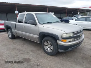 2000 Chevrolet Silverado 1500 with VIN 2GCEC19V8Y1302122, listed as a IAAI auction lot 41492913 with 1 mi miles. Bid and sale history available at carsss.com. Image 1.