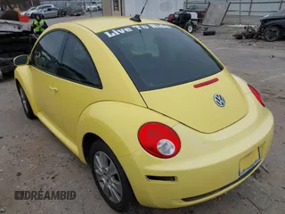 2009 Volkswagen New Beetle Coupe S with VIN 3VWPW31C59M518880, listed as a IAAI auction lot 41201971 with 99,976 mi miles. Bid and sale history available at carsss.com. Image 3.