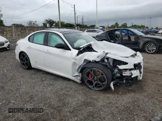 2024 Alfa Romeo Giulia Veloce z VIN ZARFAMBNXR7682239, wystawiony jako Copart lot #68413004 z przebiegiem 3 161 mil mil oraz Szkoda całkowita • Salvage title. Historia ofert i sprzedaży dostępna na DreamBid. Obrazek 4.