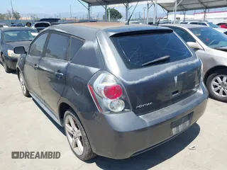 2009 Pontiac Vibe 1SB z VIN 5Y2SP67069Z402305, wystawiony jako IAAI lot #42415895 z przebiegiem 139 533 mil mil oraz . Historia ofert i sprzedaży dostępna na DreamBid. Obrazek 3.