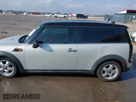 2011 MINI Clubman z VIN WMWZF3C59BT188367, wystawiony jako IAAI lot #40755351 z przebiegiem 122 023 mil mil oraz . Historia ofert i sprzedaży dostępna na DreamBid. Obrazek 14.