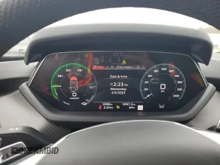 2024 Audi RS e-tron GT z VIN WAUBHBFWXR7901726, wystawiony jako Copart lot #47284335 z przebiegiem 5068 mil mil oraz Szkody całkowita. Historia ofert i sprzedaży dostępna na DreamBid. Obrazek 9.