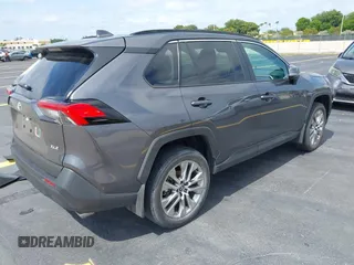 2024 Toyota RAV4 XLE Premium z VIN 2T3C1RFVXRC295264, wystawiony jako IAAI lot #42229471 z przebiegiem 6 717 mil mil oraz . Historia ofert i sprzedaży dostępna na DreamBid. Obrazek 4.