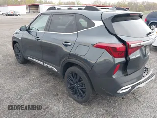 2023 Kia Seltos Nightfall z VIN KNDEUCA27P7348312, wystawiony jako IAAI lot #42028454 z przebiegiem 42 106 mil mil oraz . Historia ofert i sprzedaży dostępna na DreamBid. Obrazek 3.