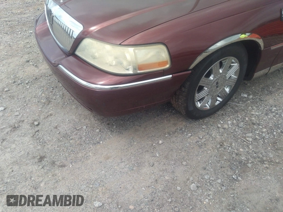 2003 Lincoln Town Car Cartier z VIN 1LNHM83W33Y631168, wystawiony jako IAAI lot #42333306 z przebiegiem 248 272 mil mil oraz . Historia ofert i sprzedaży dostępna na DreamBid. Obrazek 6.