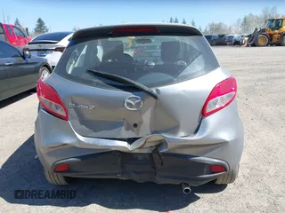 2013 Mazda 2 Touring z VIN JM1DE1LY5D0160410, wystawiony jako IAAI lot #42034986 z przebiegiem 124 791 mil mil oraz . Historia ofert i sprzedaży dostępna na DreamBid. Obrazek 6.