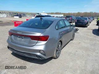 2024 Kia Forte LXS z VIN 3KPF24AD0RE713420, wystawiony jako IAAI lot #42091051 z przebiegiem 36 875 mil mil oraz . Historia ofert i sprzedaży dostępna na DreamBid. Obrazek 4.