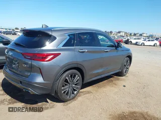 2021 Infiniti QX50 Luxe z VIN 3PCAJ5BA2MF111323, wystawiony jako IAAI lot #42218711 z przebiegiem 27 864 mil mil oraz . Historia ofert i sprzedaży dostępna na DreamBid. Obrazek 4.