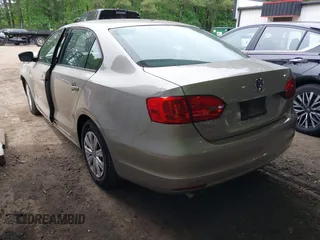 2014 Volkswagen Jetta S z VIN 3VW2K7AJ0EM231386, wystawiony jako IAAI lot #42229963 z przebiegiem 105 432 mil mil oraz . Historia ofert i sprzedaży dostępna na DreamBid. Obrazek 3.