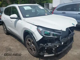 2023 BMW X1 xDrive28i z VIN WBX73EF06P5W91223, wystawiony jako IAAI lot #42379129 z przebiegiem 9 982 mil mil oraz . Historia ofert i sprzedaży dostępna na DreamBid. Obrazek 1.