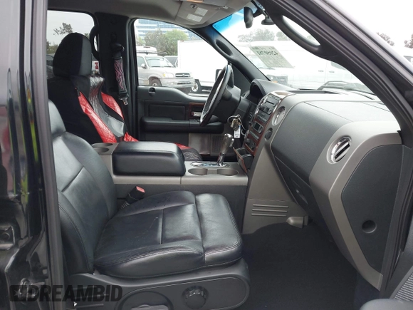 2005 Ford F-150 XLT z VIN 1FTPW12525KF02452, wystawiony jako IAAI lot #42050781 z przebiegiem 146 576 mil mil oraz . Historia ofert i sprzedaży dostępna na DreamBid. Obrazek 5.