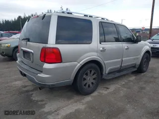 2004 Lincoln Navigator Luxury with VIN 5LMFU28R94LJ09700, listed as a IAAI auction lot 41799532 with 198,800 mi miles. Bid and sale history available at carsss.com. Image 4.