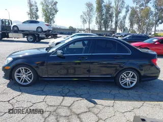 2014 Mercedes-Benz C 250 Sport z VIN WDDGF4HB5EG219437, wystawiony jako IAAI lot #41847571 z przebiegiem 104 981 mil mil oraz . Historia ofert i sprzedaży dostępna na DreamBid. Obrazek 14.