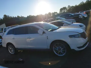 2014 Lincoln MKT EcoBoost z VIN 2LMHJ5AT4EBL52249, wystawiony jako IAAI lot #41347712 z przebiegiem 110 370 mil mil oraz . Historia ofert i sprzedaży dostępna na DreamBid. Obrazek 13.