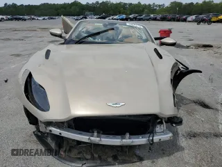 2022 Aston Martin DB11 z VIN SCFRMFCW6NGM11398, wystawiony jako Copart lot #53825715 z przebiegiem Nie podano mil oraz Szkody całkowita. Historia ofert i sprzedaży dostępna na DreamBid. Obrazek 5.