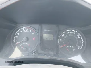 2017 Toyota Tacoma SR z VIN 5TFRX5GN7HX077159, wystawiony jako IAAI lot #42006928 z przebiegiem 92 121 mil mil oraz . Historia ofert i sprzedaży dostępna na DreamBid. Obrazek 7.