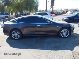 2013 Tesla Model S z VIN 5YJSA1DN4DFP19552, wystawiony jako IAAI lot #41360466 z przebiegiem 129 806 mil mil oraz . Historia ofert i sprzedaży dostępna na DreamBid. Obrazek 14.