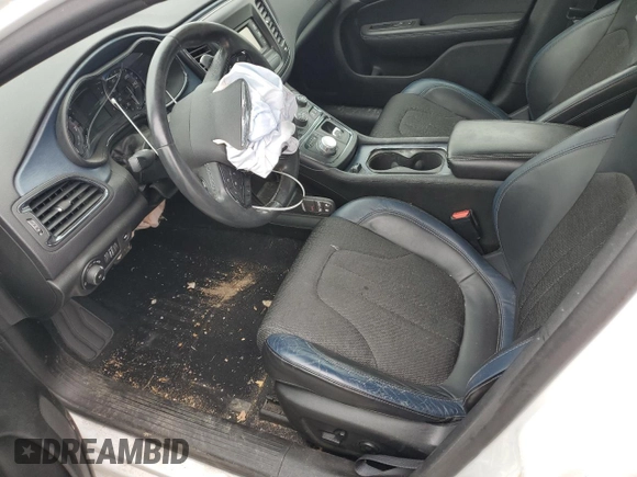 2015 Chrysler 200 S z VIN 1C3CCCBG1FN557242, wystawiony jako Copart lot #54767335 z przebiegiem 62 946 mil mil oraz Szkoda całkowita • Salvage title. Historia ofert i sprzedaży dostępna na DreamBid. Obrazek 7.
