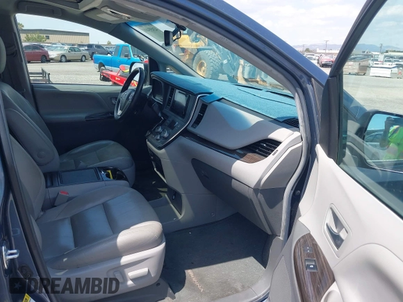 2017 Toyota Sienna XLE Auto Access Seat z VIN 5TDYZ3DC3HS826445, wystawiony jako IAAI lot #42455408 z przebiegiem 89 495 mil mil oraz . Historia ofert i sprzedaży dostępna na DreamBid. Obrazek 5.